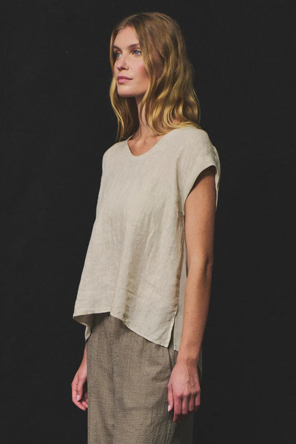 Wide-shoulder, rounded v-neck tank top with mid back buttons in light linen and viscose inserts