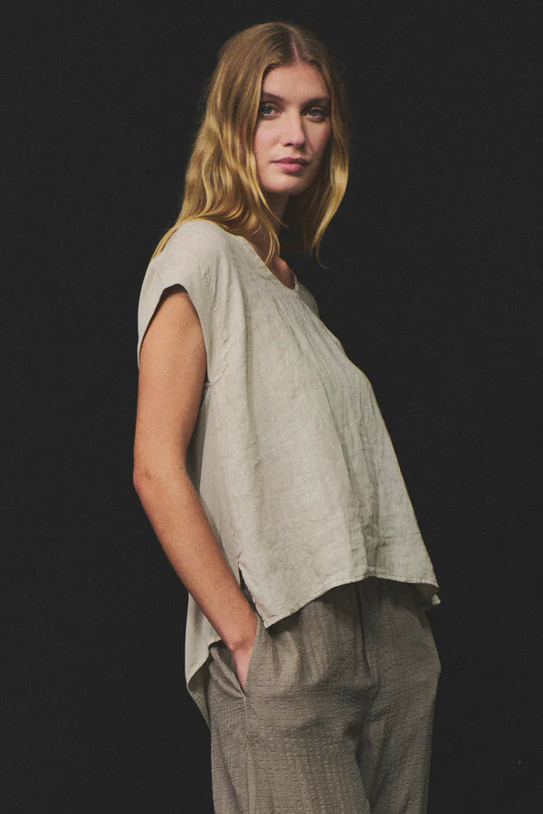 Wide-shoulder, rounded v-neck tank top with mid back buttons in light linen and viscose inserts