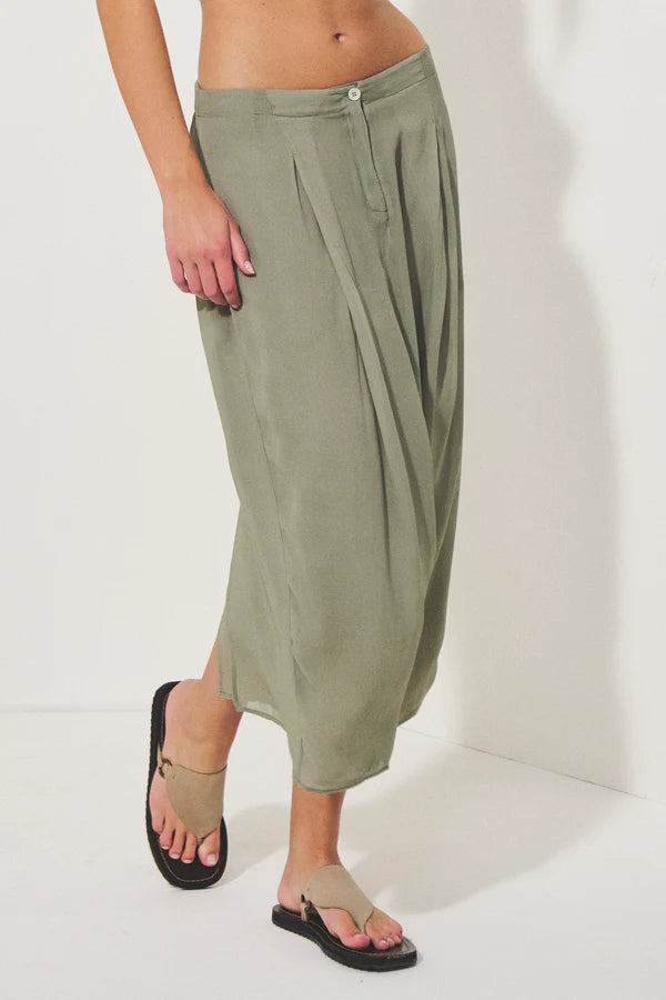 Long skirt with front pleats in viscose georgette with elastic at the waist on the back
