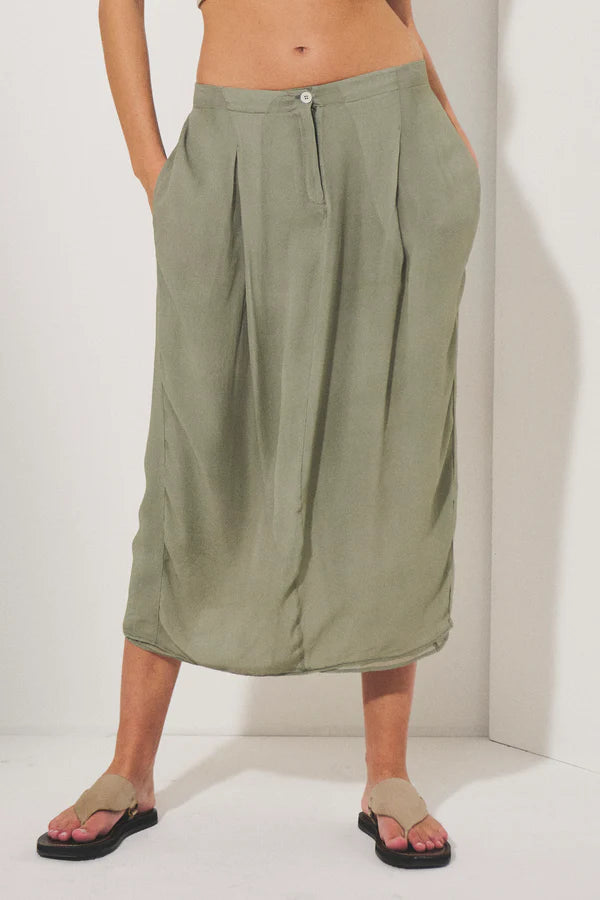 Long skirt with front pleats in viscose georgette with elastic at the waist on the back