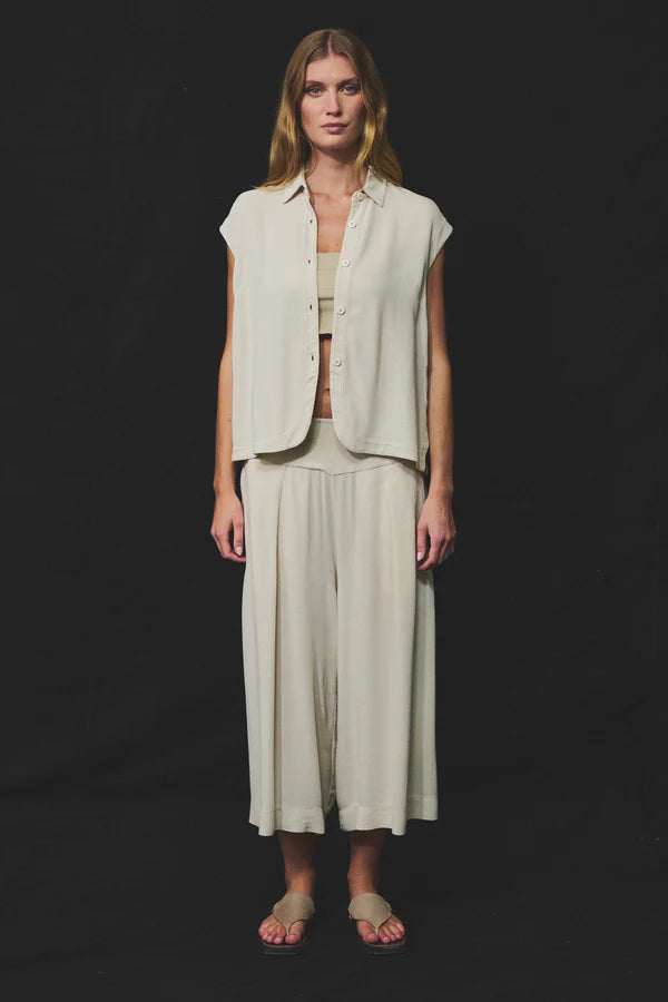 Calf-length trousers with wide leg and elastic on the back in micro-textured stretch viscose