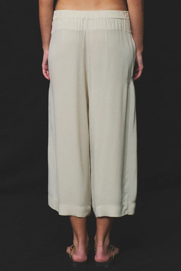 Calf-length trousers with wide leg and elastic on the back in micro-textured stretch viscose