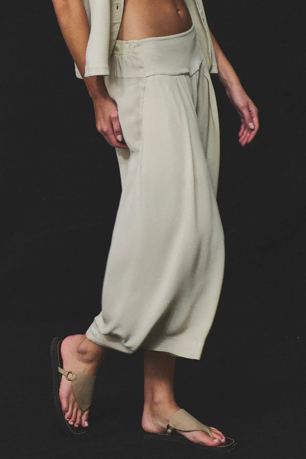 Calf-length trousers with wide leg and elastic on the back in micro-textured stretch viscose