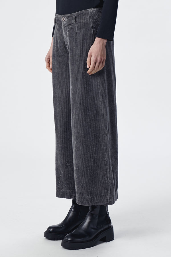 Wide leg cropped pant in stretch cotton and viscose corduroy