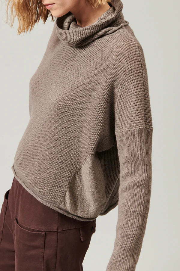 Turtleneck knit in two-tone ribbed wool and linen