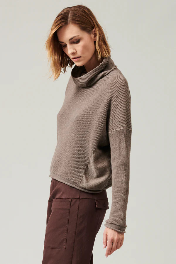 Turtleneck knit in two-tone ribbed wool and linen