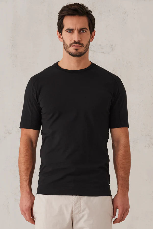 Roundneck regular-fit t-shirt in cotton jersey. collar edge in cotton and linen knit.