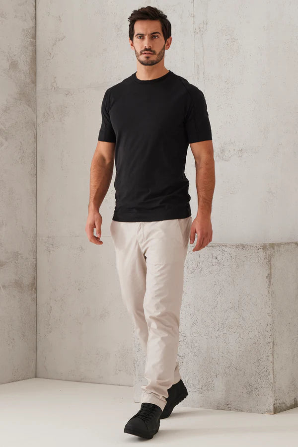 Roundneck regular-fit t-shirt in cotton jersey. collar edge in cotton and linen knit.