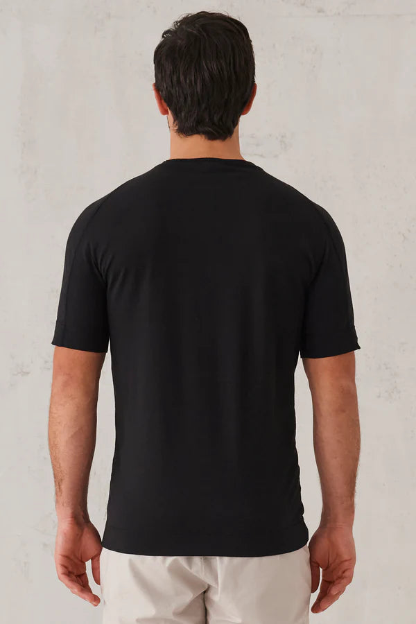 Roundneck regular-fit t-shirt in cotton jersey. collar edge in cotton and linen knit.