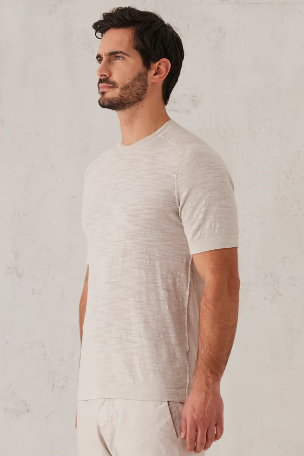 Slub cotton knit t-shirt with linen insert in the nape.