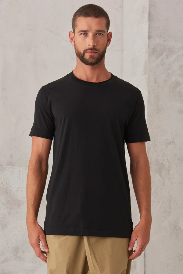 Roundneck regular-fit t-shirt in cotton jersey. collar edge in cotton and linen knit.