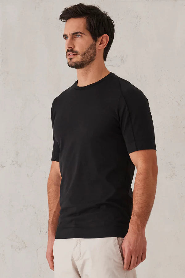 Roundneck regular-fit t-shirt in cotton jersey. collar edge in cotton and linen knit.